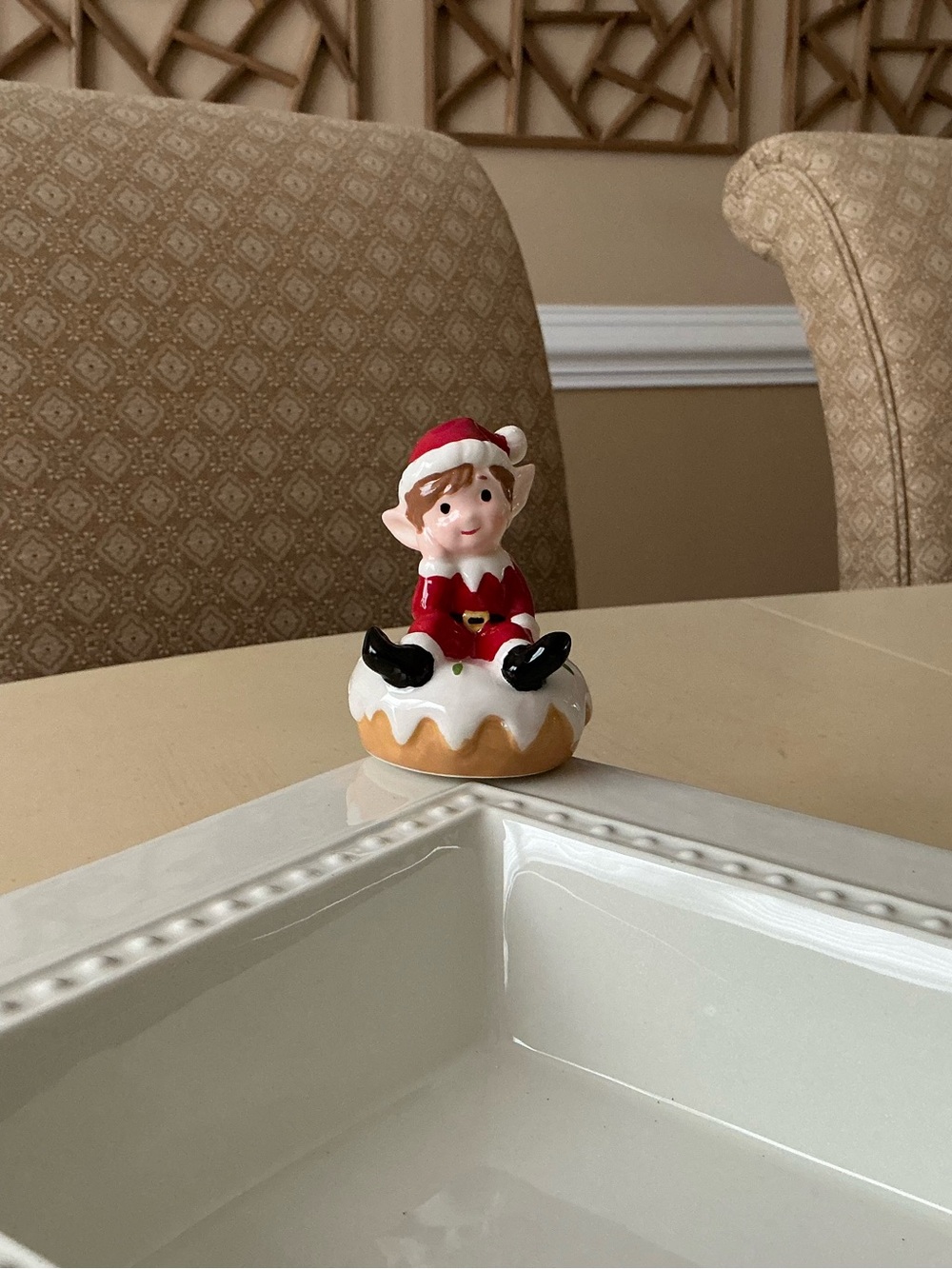 Adorable Christmas Elf On Doughnut Platter Decoration 🎄